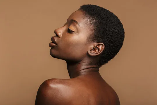 专注观看赛事的年轻观众